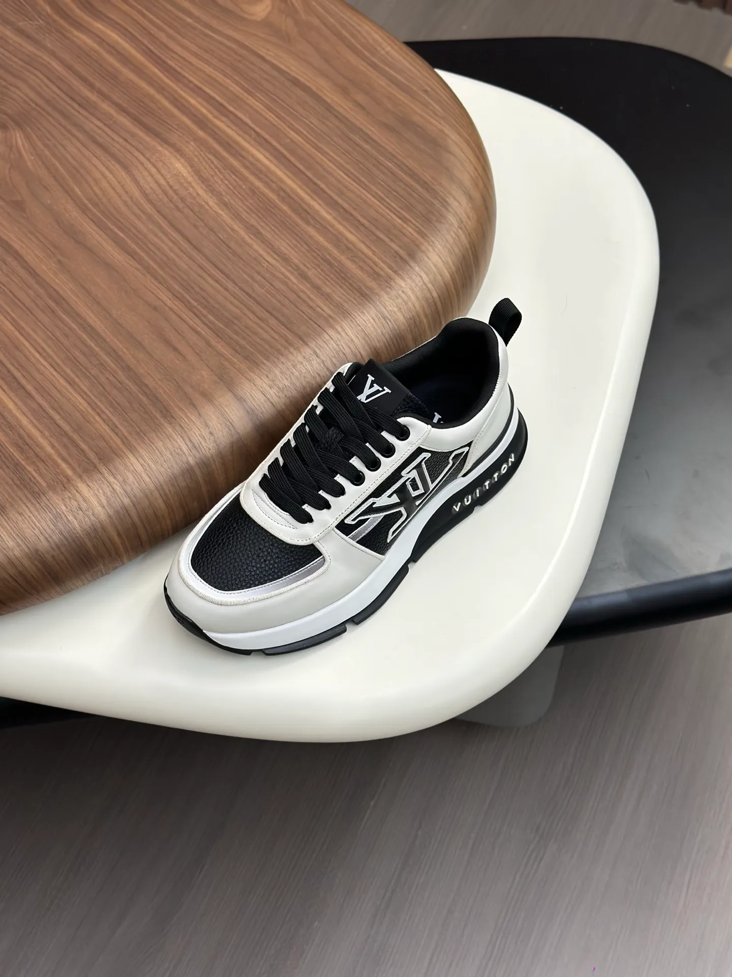 Men's shoes💰820 Lv 🔍Top purchasing agent🇮🇹 Louis Vuitton, the sports sneaker counter is synchronized, the uppers are imported from Italy, high-quality splicing colorful and complex crafts, the imported mesh padding is soft and comfortable, soles: original soles specially provided by the original factory, T men's men's shoes 💰U exclusive movable molded soles are super comfortable, original factory and single goods, 🔍🔍high quality, you can enter and leave the counter at will, welcome to compare, code number 38-44 (customized 45)